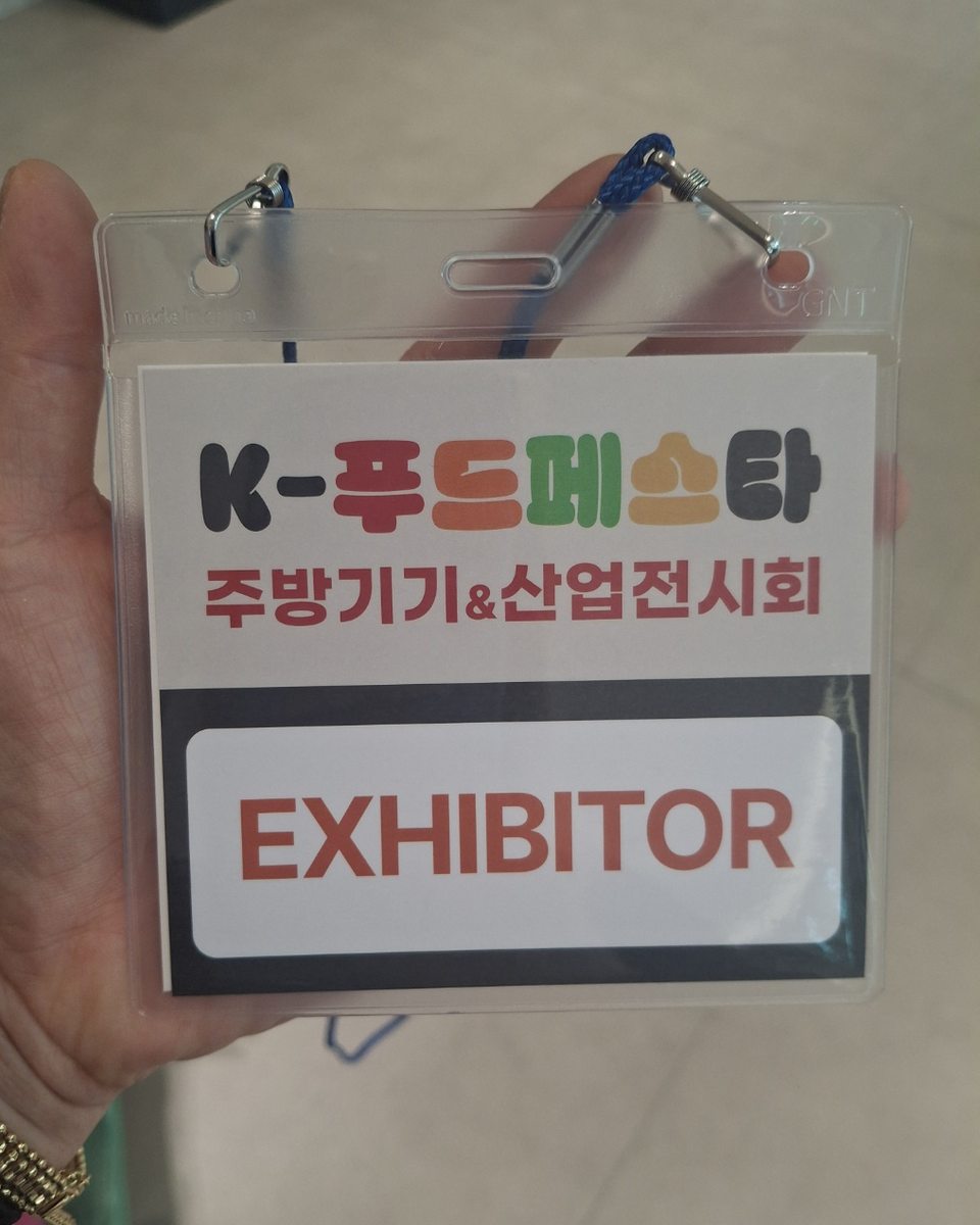 K-푸드페스타(주방기기&산업전시회) EXHIBITOR 참가자 명찰을 든 손